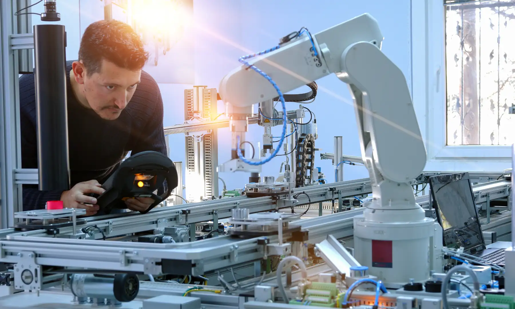 Operaio con macchine dell'automazione industriale - S&T Automation