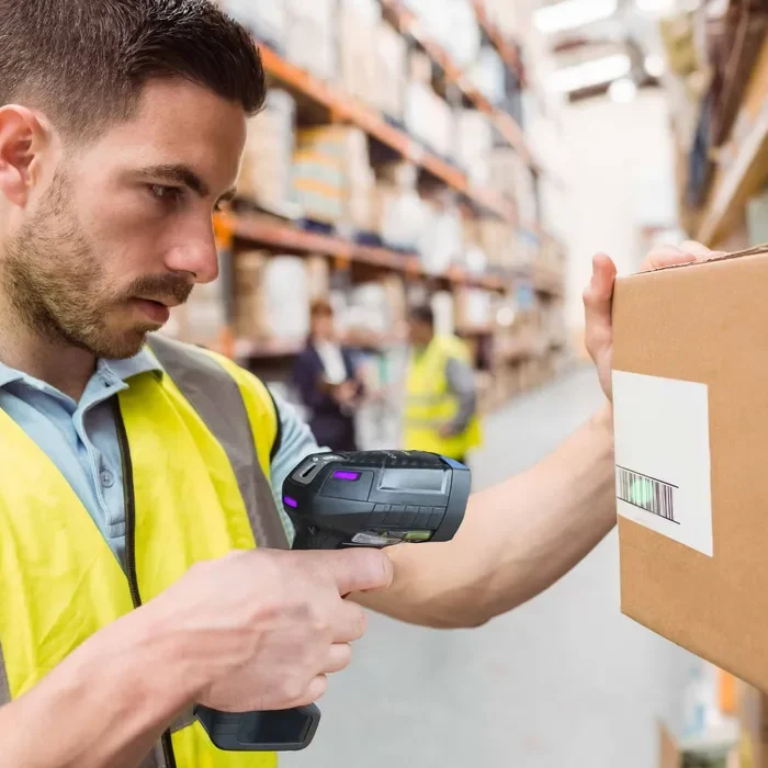 PowerScan9600-RFID-Paket-wird-gescannt-im-Lager